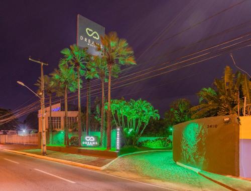 Fachada iluminada do Dreams Motel na BR-116