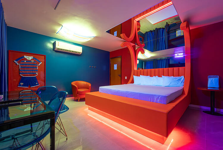 Suíte temática real do Dreams Motel com iluminação colorida